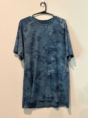 lululemon athletica Men's Blue Tie-Dye Crew Neck Tee
